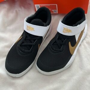 Nike Team Hustle black and gold boys’ sneaker sneakers- 2.5